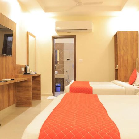 Hampton Hotel - 200 Mt From Golden Temple アムリトサル エクステリア 写真