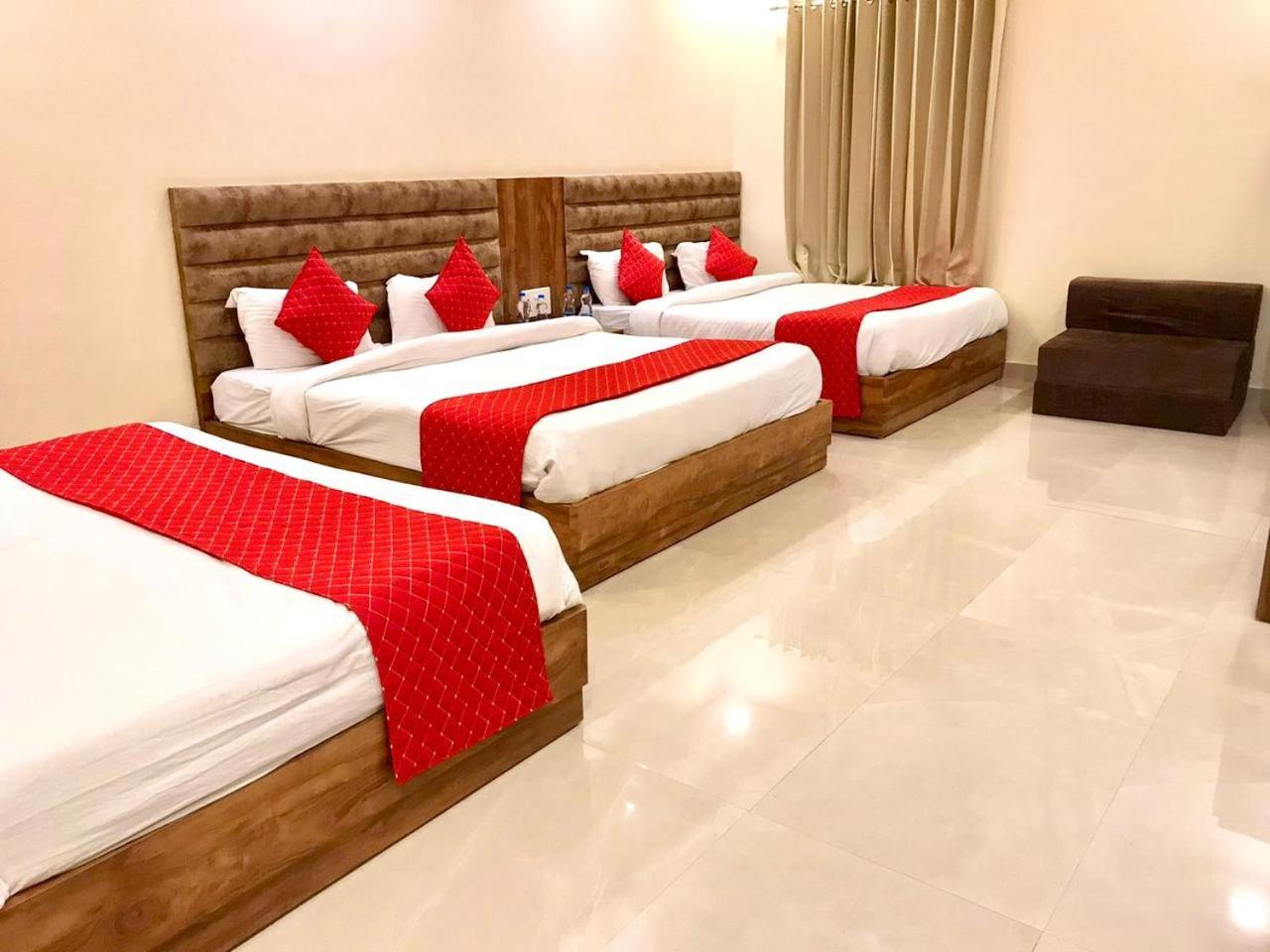 Hampton Hotel - 200 Mt From Golden Temple アムリトサル エクステリア 写真