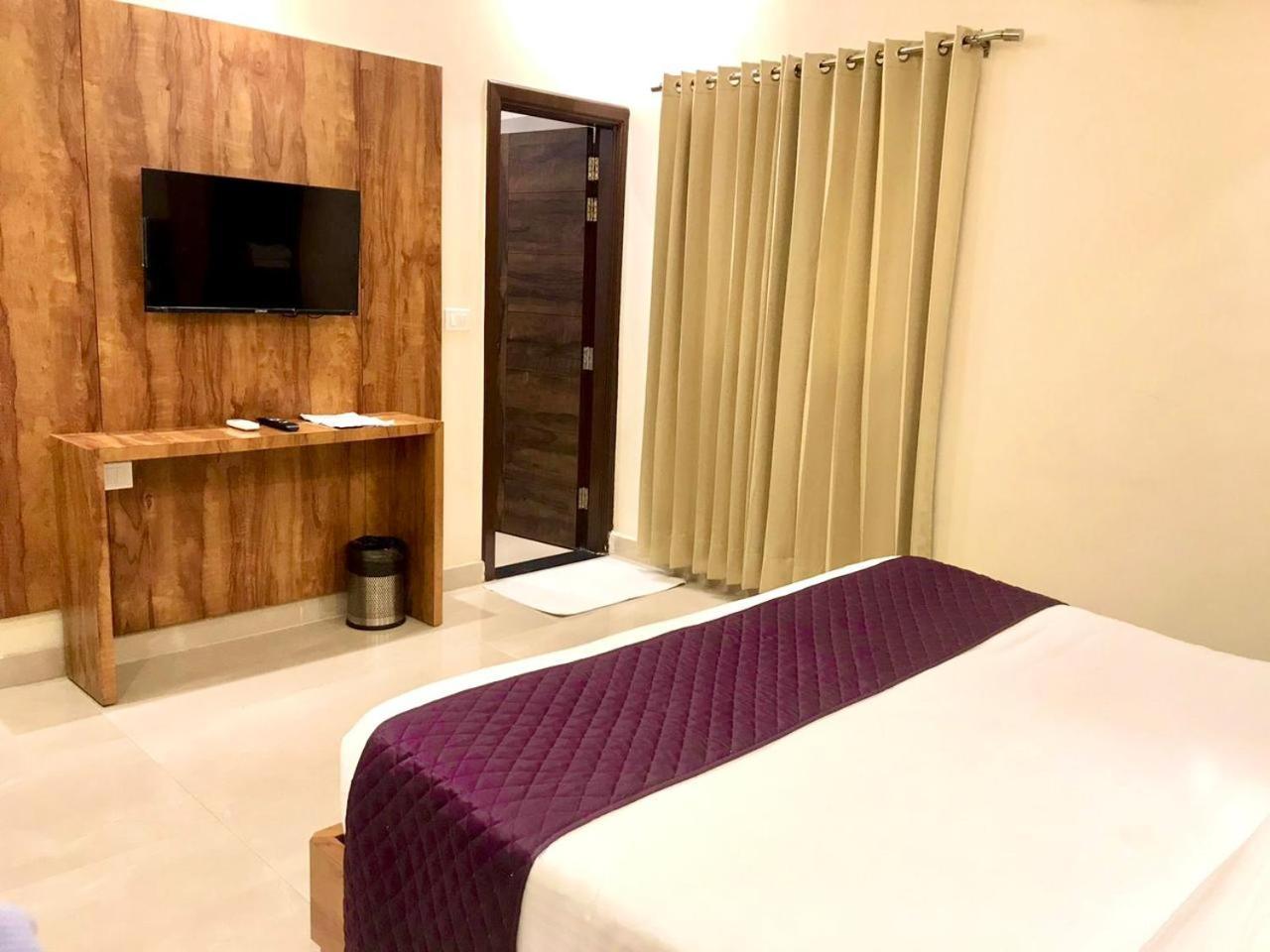 Hampton Hotel - 200 Mt From Golden Temple アムリトサル エクステリア 写真