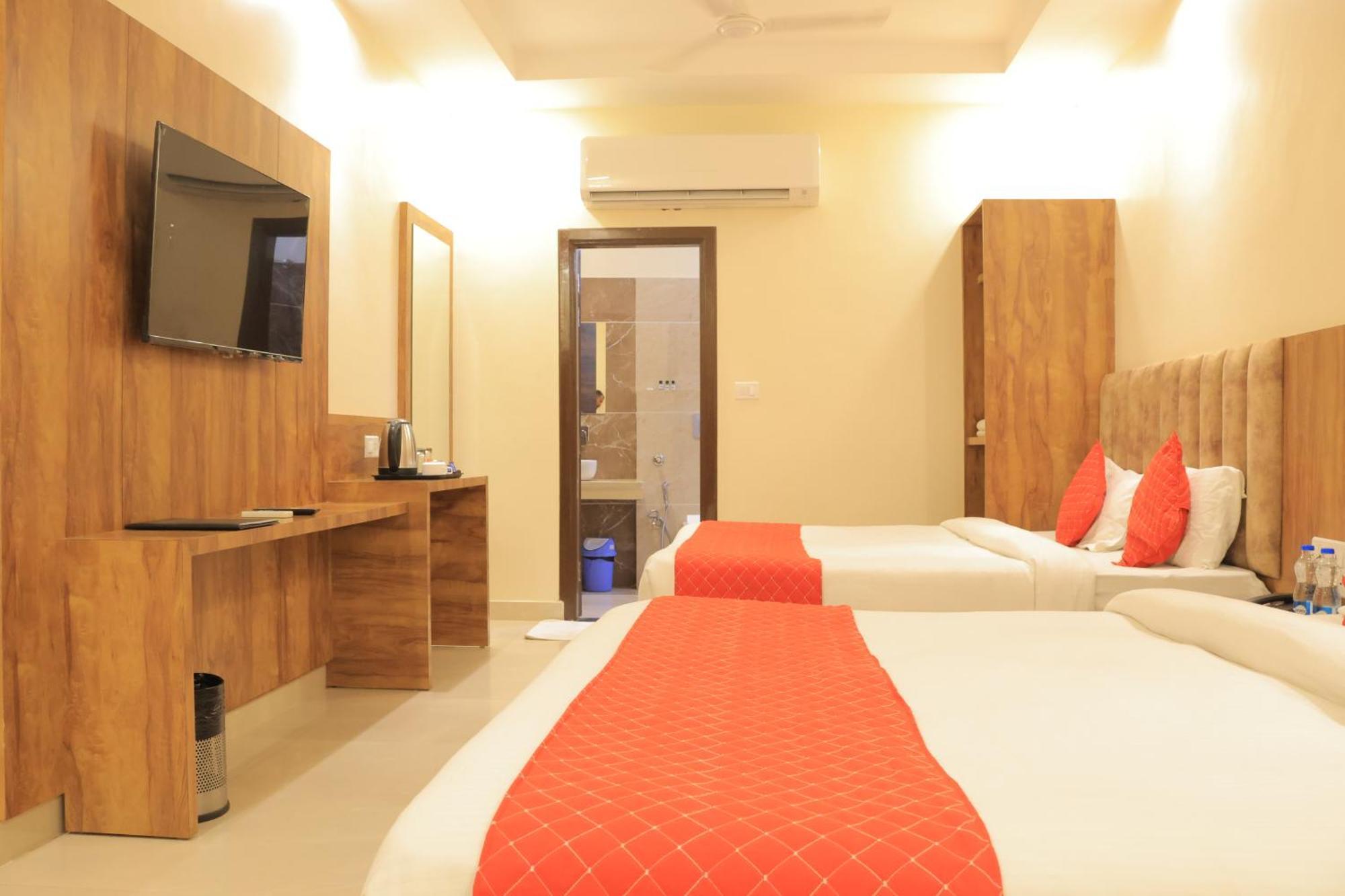 Hampton Hotel - 200 Mt From Golden Temple アムリトサル エクステリア 写真